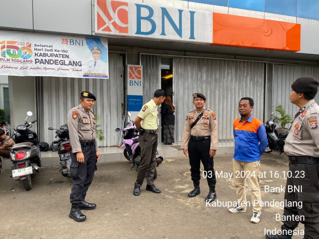 Sat Samapta Polres Pandeglang Lakukan Kunjungan ke Obyek Vital Perbankan untuk Pastikan Keamanan Nasabah 1 WhatsApp Image 2024 05 03 at 20.18.03