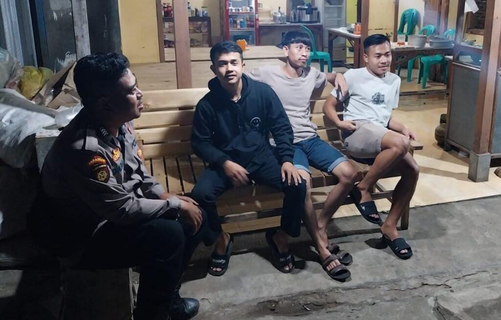 Polsek Sumur Lakukan Patroli Malam untuk Memelihara Kamtibmas 5 WhatsApp Image 2024 05 08 at 02.22.24