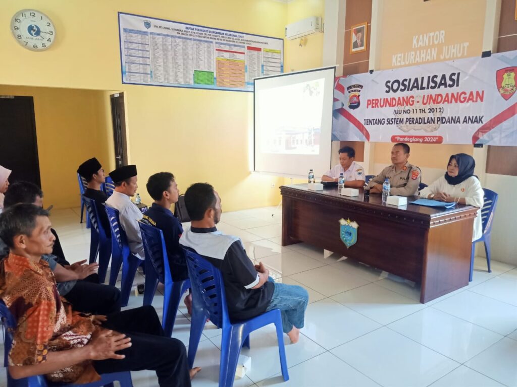 Kapolsek Cadasari Sosialisasikan Peradilan Pidana Anak di Kantor Kelurahan Juhut 7 WhatsApp Image 2024 05 08 at 10.14.58
