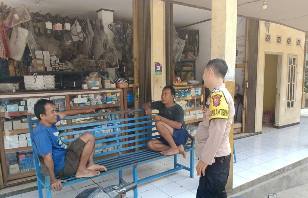 Polsek Menes Polres Pandeglang Gencarkan Patroli Dialogis untuk Cegah Kejahatan 8 WhatsApp Image 2024 05 08 at 13.30.40