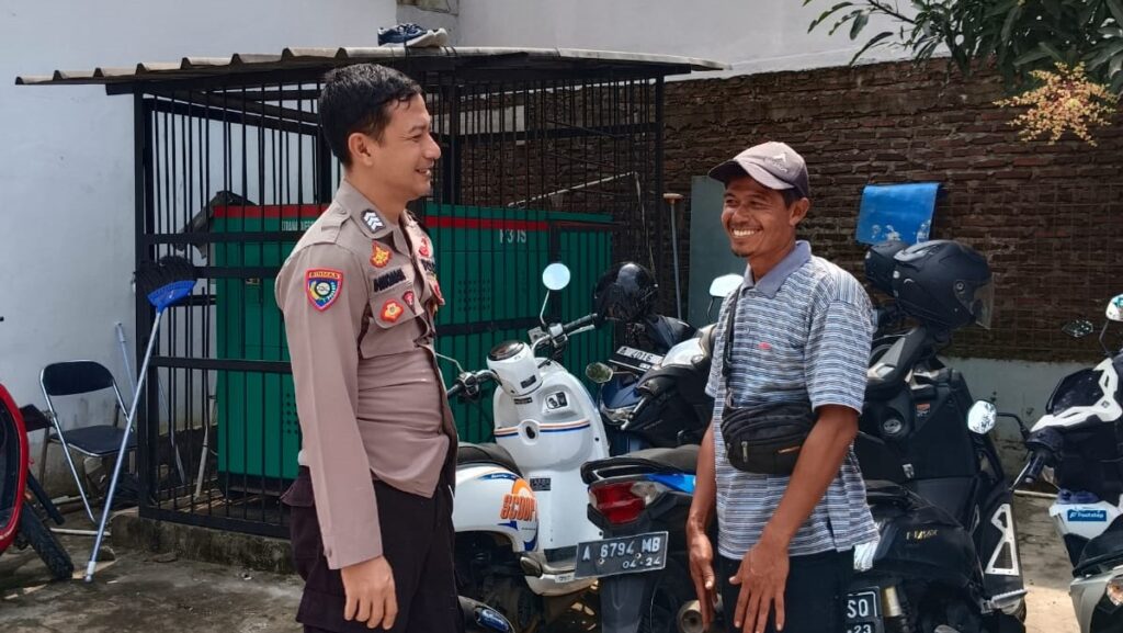 Patroli Dialogis Polsek Menes Ingatkan Juru Parkir untuk Waspada Terhadap Curanmor 9 WhatsApp Image 2024 05 08 at 13.32.29