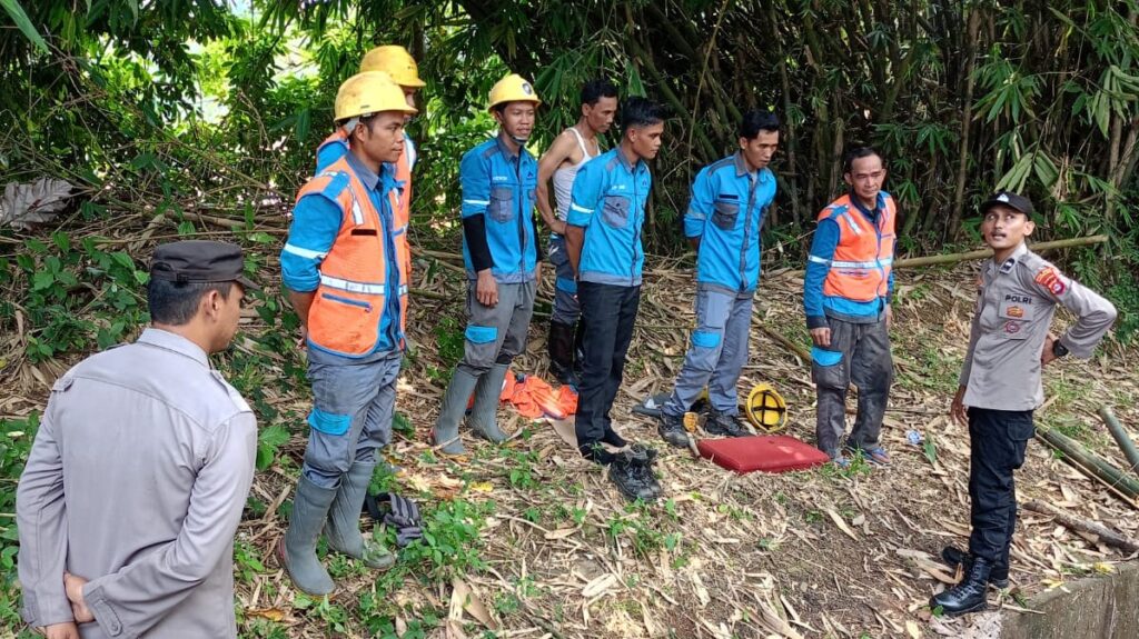 Polsek Jiput: Pemangkasan dan Penebangan Pohon Dilakukan untuk Mencegah Bahaya di Jalan Raya 10 WhatsApp Image 2024 05 08 at 14.36.38