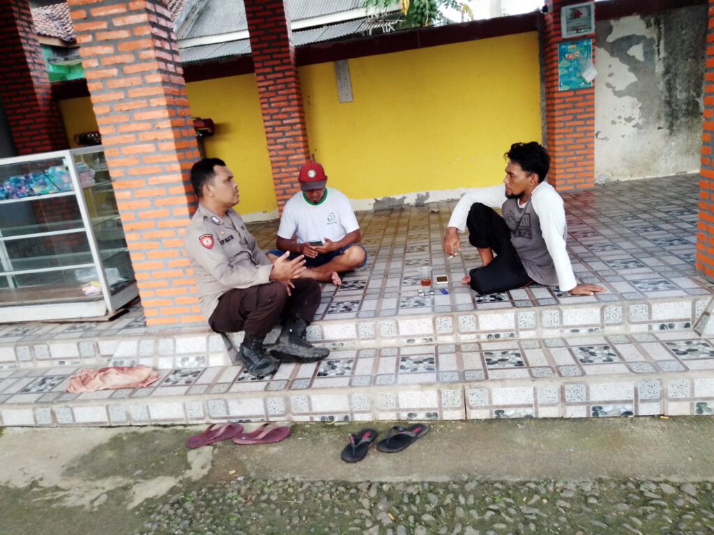 Polsek Pulosari Polres Pandeglang Melaksanakan Kegiatan Sambang Door to Door untuk Mempererat Hubungan dengan Masyarakat 1 WhatsApp Image 2024 05 11 at 23.53.43