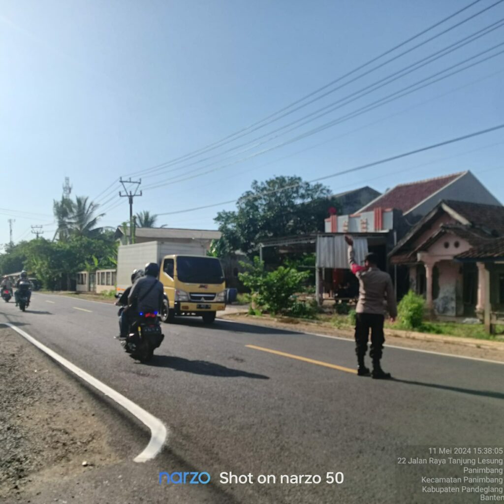 Polsek Panimbang Memastikan Kelancaran Lalu Lintas di Depan Mako Polsek 4 WhatsApp Image 2024 05 12 at 03.40.19