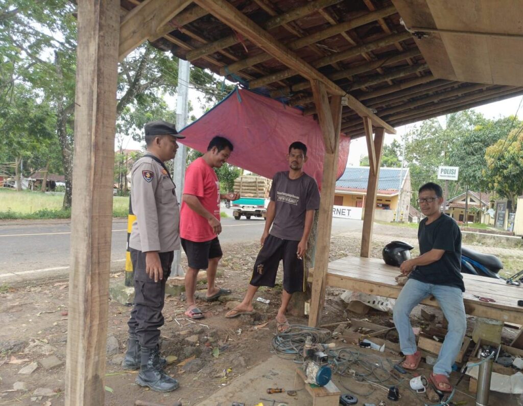 Polsek Cibaliung Polres Pandeglang: Melaksanakan Sambang dan Door to Door System untuk Memelihara Kamtibmas 6 WhatsApp Image 2024 05 12 at 14.19.08