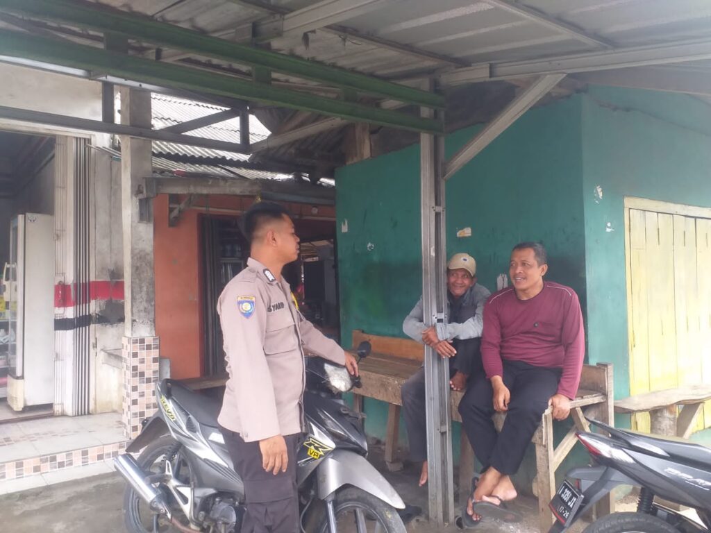 Bhabin Polsek Menes Edukasi Para Ojek di Kec. Menes tentang Keselamatan Berlalu Lintas 7 WhatsApp Image 2024 05 12 at 15.42.07