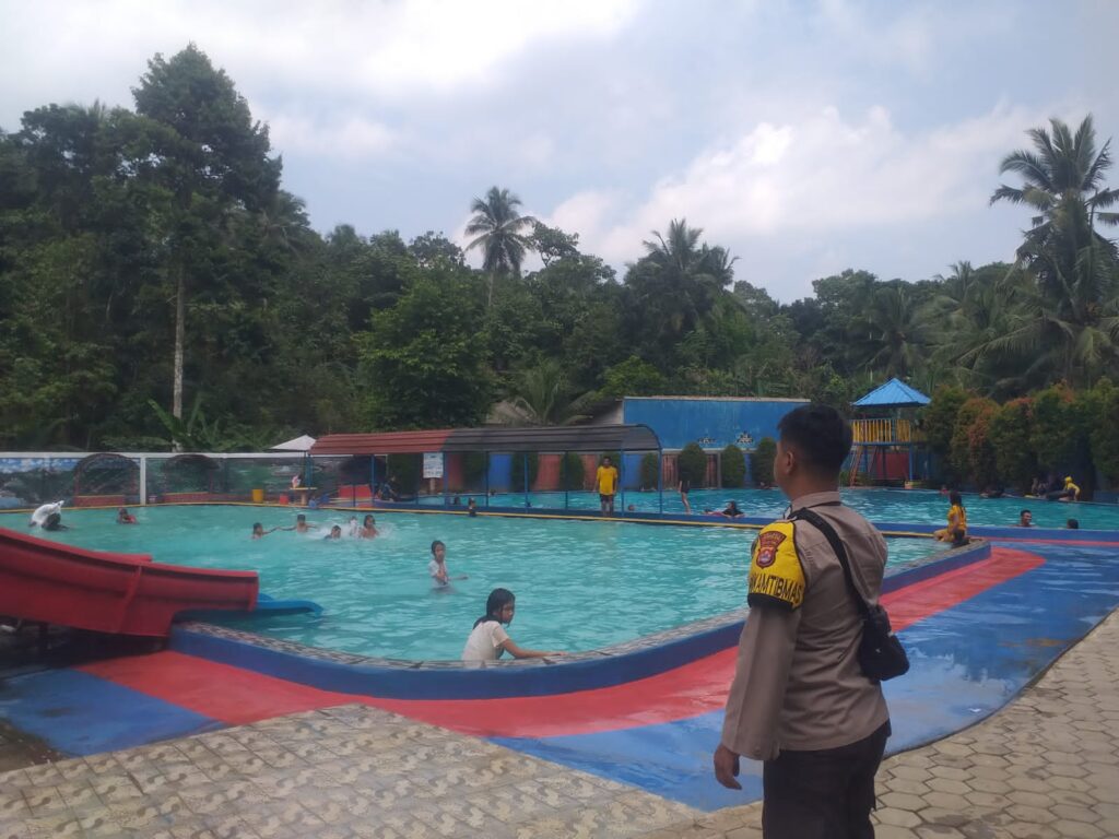Ada Pak Bhabinkamtibmas Polsek Menes, Masyarakat dan Pengunjung Objek Wisata Kolam Renang Merasa Nyaman 8 WhatsApp Image 2024 05 12 at 15.43.16