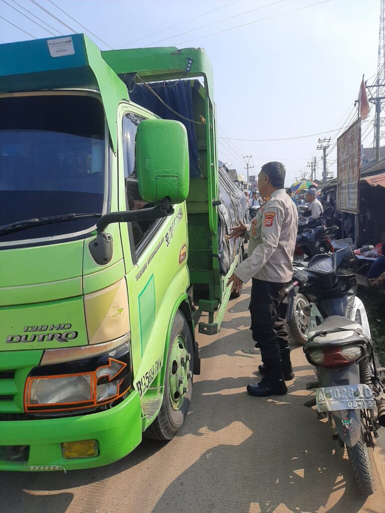 Polsek Bojong Polres Pandeglang Maksimalkan Gatur Lalin di Jalan Raya Saketi-Malimping 5 WhatsApp Image 2024 05 13 at 11.23.29