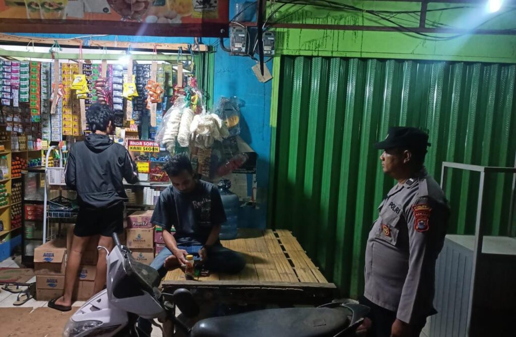 Polsek Bojong Polres Pandeglang Tingkatkan Patroli Malam untuk Cegah Kejahatan dan Gangguan Kamtibmas 4 WhatsApp Image 2024 05 13 at 11.23.55