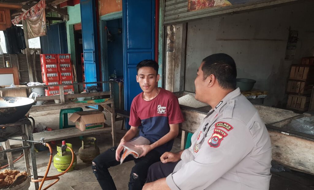 Bhabinkamtibmas Polsek Bojong Sambangi Warga untuk Mewujudkan Situasi Kondusif 6 WhatsApp Image 2024 05 13 at 12.44.44