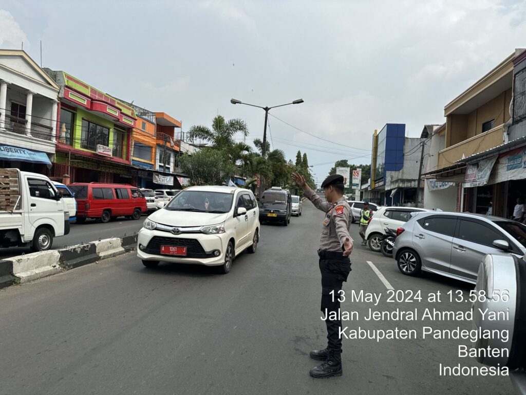Sat Samapta Polres Pandeglang Menggelar Pengaturan Lalulintas di Pasar Badak 3 WhatsApp Image 2024 05 13 at 17.51.01