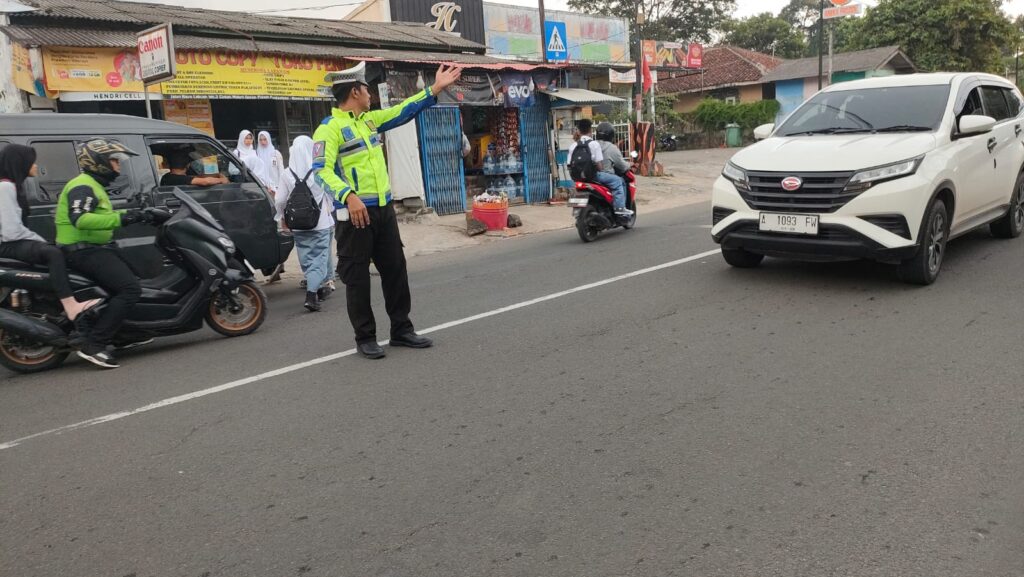 Anggota Polsek Cibaliung Polres Pandeglang Melaksanakan Door to Door Sambang ke Warga 1 WhatsApp Image 2024 05 13 at 18.13.01