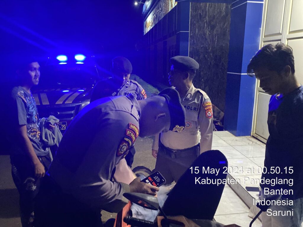 Sat Samapta Polres Pandeglang Laksanakan Blue Light Patrol untuk Tingkatkan Keamanan Wilayah 8 WhatsApp Image 2024 05 15 at 06.40.37