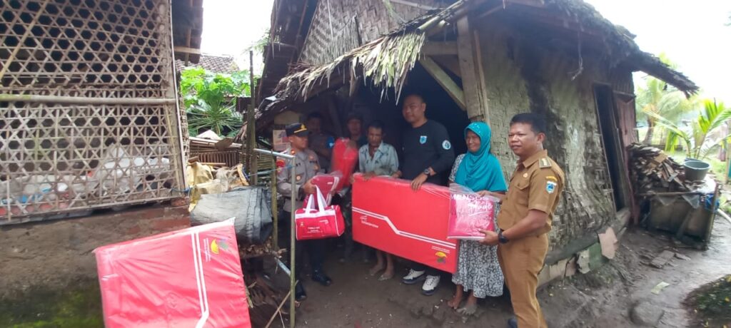 Polsek Picung dan Pemerintah Kecamatan Picung Berikan Santunan bagi Masyarakat Kurang Mampu 6 WhatsApp Image 2024 05 15 at 06.53.58
