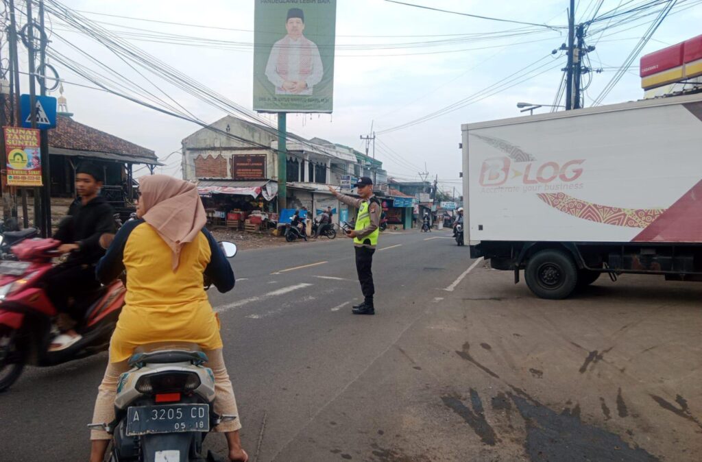 Polsek Cadasari Lakukan Pengaturan Lalu Lintas di Depan Pasar Cadasari 7 WhatsApp Image 2024 05 15 at 08.28.52