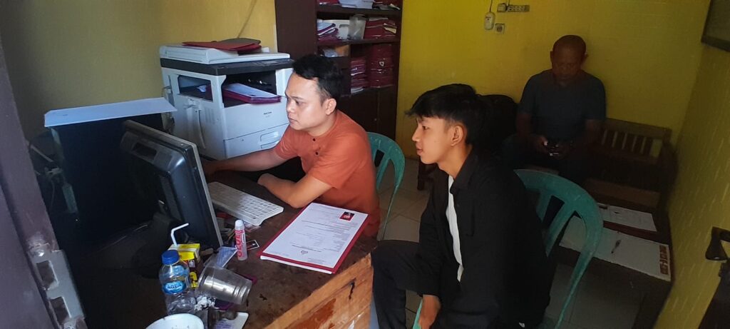 Pelayanan SKCK oleh Personil Polsek Cimanuk Membantu Warga Masyarakat yang Ingin Mencari Pekerjaan 4 WhatsApp Image 2024 05 15 at 11.53.54
