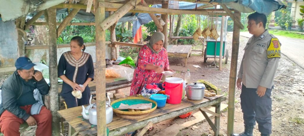 Bhabinkamtibmas Polsek Cadasari Melaksanakan Kunjungan Rutin ke Desa Sukajaya untuk Mempererat Hubungan dengan Masyarakat 3 WhatsApp Image 2024 05 15 at 12.24.01