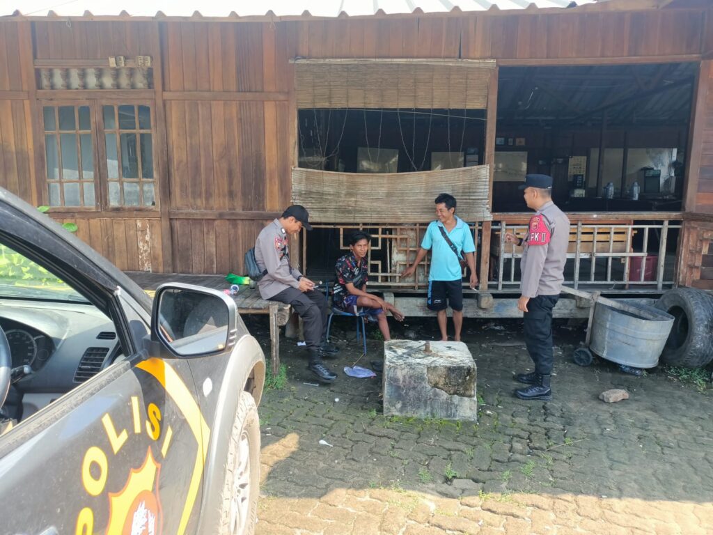 Anggota Jaga Polsek Cikeusik Laksanakan Patroli, Sambang, dan Himbauan Kamtibmas untuk Wujudkan Situasi Aman dan Kondusif 2 WhatsApp Image 2024 05 15 at 12.31.44
