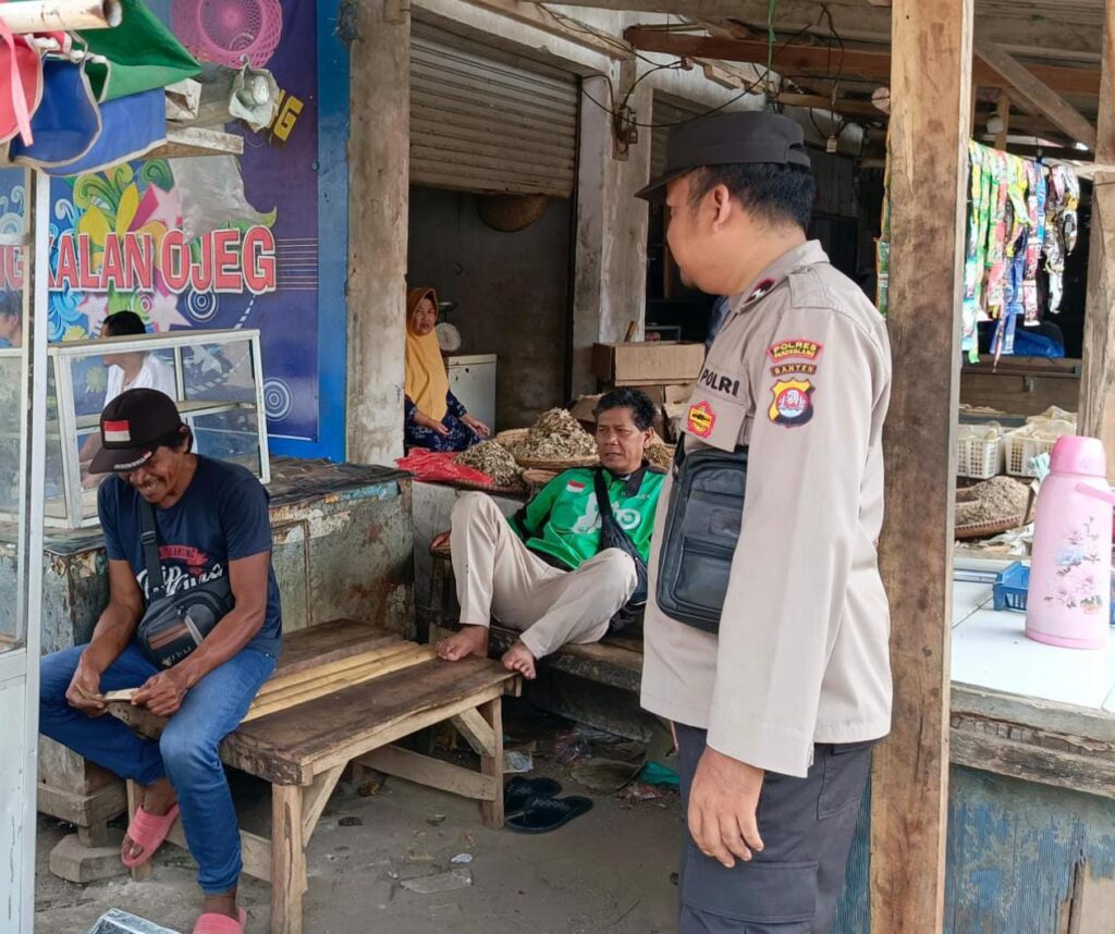 Polsek Cibaliung Laksanakan Sambang Door to Door untuk Menjaga Keamanan dan Menyerap Aspirasi Masyarakat 1 WhatsApp Image 2024 05 15 at 13.11.10