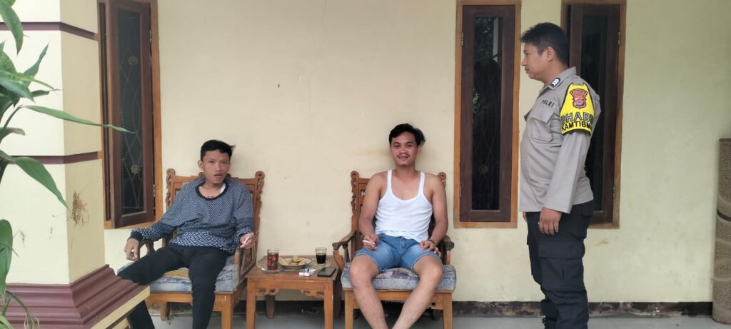 Bhabinkamtibmas Polsek Cadasari Jalin Kemitraan dengan Masyarakat Melalui Kunjungan Rutin 8 WhatsApp Image 2024 05 16 at 15.38.04