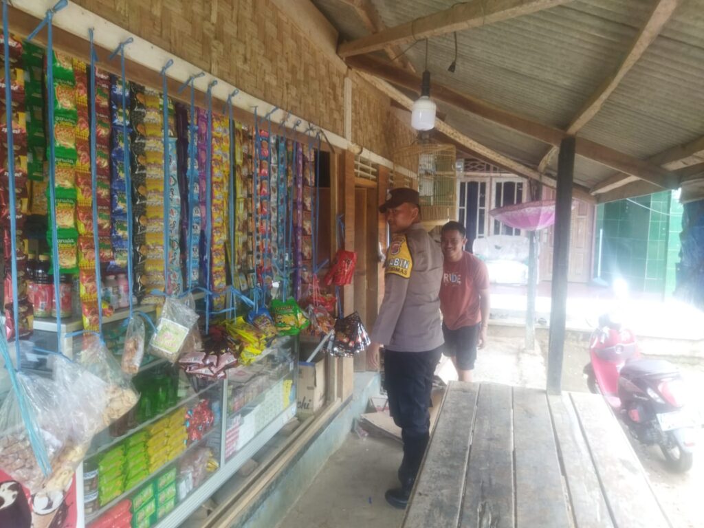Bhabinkamtibmas Polsek Cimanggu Sambangi Desa Binaan, Himbau Warga untuk Selalu Waspada dan Jaga Kesehatan 10 WhatsApp Image 2024 05 16 at 20.41.08