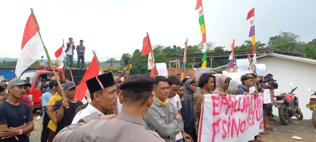 Polsek Bojong Polres Pandeglang Melaksanakan Pengamanan Kegiatan Aksi Unjuk Rasa oleh Serikat Rakyat Pandeglang (SRP) ke Kantor PT. Sino Road and Bridge 5 WhatsApp Image 2024 05 17 at 17.36.47