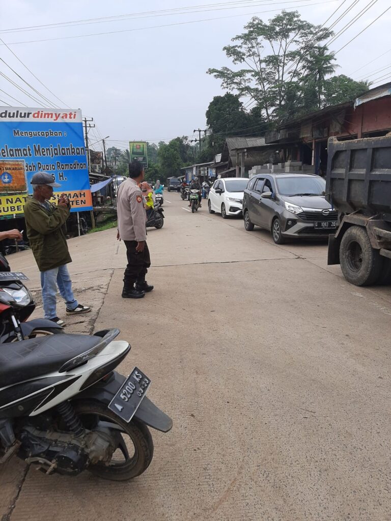 Polsek Bojong Polres Pandeglang Menggelar Pengaturan Lalulintas pada Akhir Pekan 6 WhatsApp Image 2024 05 18 at 07.20.23
