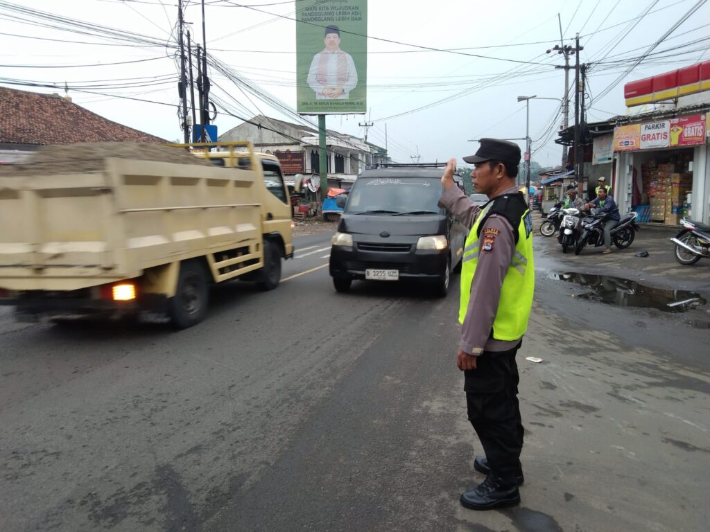 Polsek Cadasari Berjaga di Depan Pasar, Atur Lalu Lintas Sore Hari untuk Kenyamanan Pengguna Jalan 2 WhatsApp Image 2024 05 18 at 17.11.11