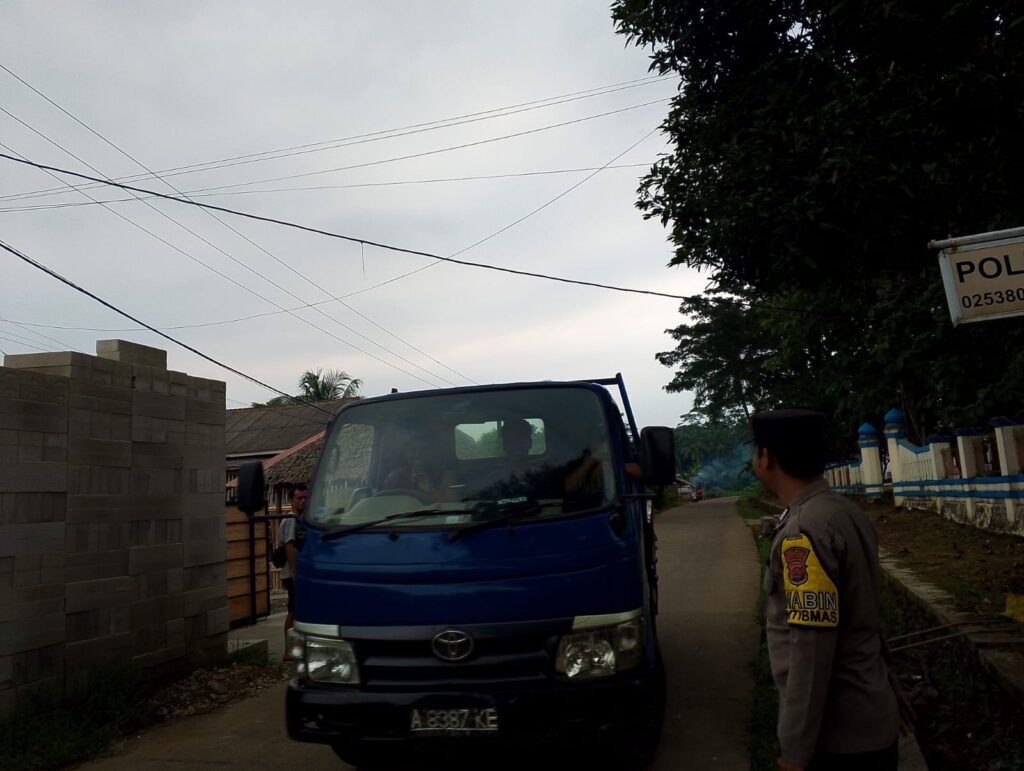 Polsek Cikedal Polres Pandeglang Menggelar Kegiatan Strong Point Rutin Ciptakan Kondusifitas 4 WhatsApp Image 2024 05 18 at 18.19.48