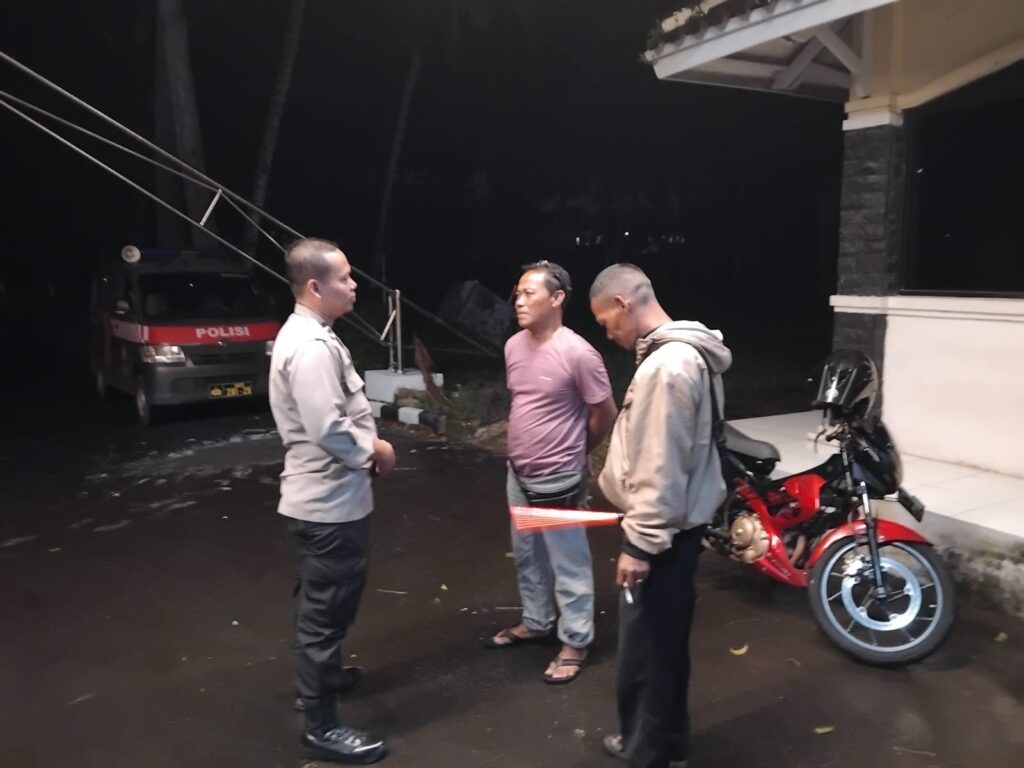 Polsek Cadasari Tingkatkan Kegiatan Patroli Malam untuk Menjaga Keamanan Masyarakat 3 WhatsApp Image 2024 05 20 at 08.40.10