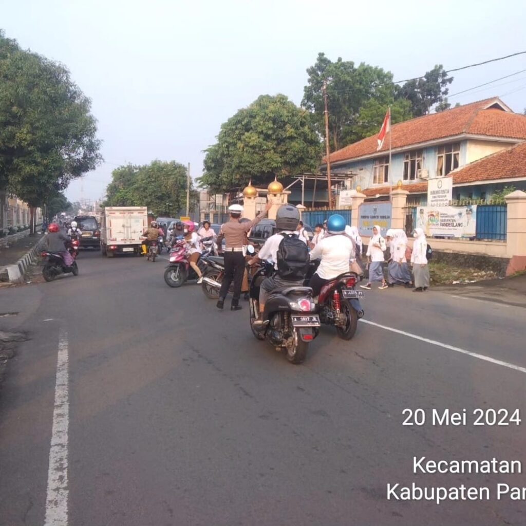 Polsek Pandeglang Rutin Lakukan Pengaturan Lalulintas untuk Ciptakan Kondisi Kamtibmas yang Aman 4 WhatsApp Image 2024 05 20 at 09.06.51