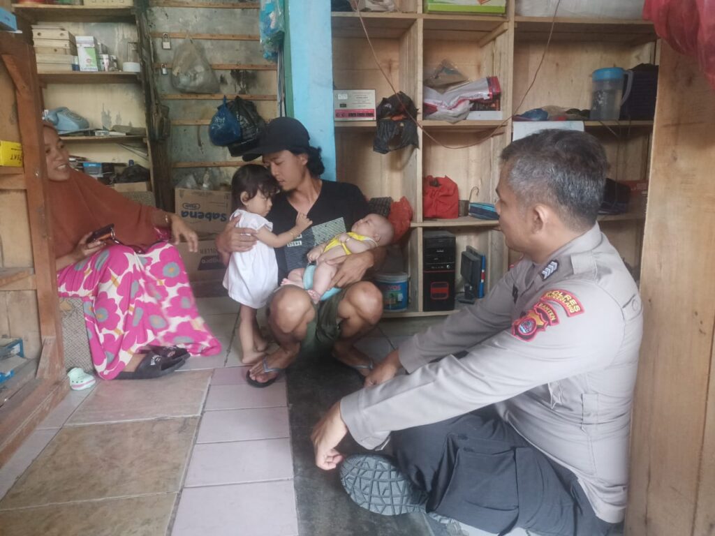 Bhabinkamtibmas Polsek Banjar Polres Pandeglang Laksanakan Sambang DDS di Kampung Kadukupa untuk Tingkatkan Keamanan dan Ketertiban Masyarakat 5 WhatsApp Image 2024 05 20 at 09.09.30