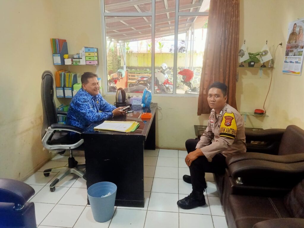 Bhabinkamtibmas Polsek Cadasari Lakukan Kunjungan Kerja ke Kantor Kelurahan 7 WhatsApp Image 2024 05 20 at 09.55.50
