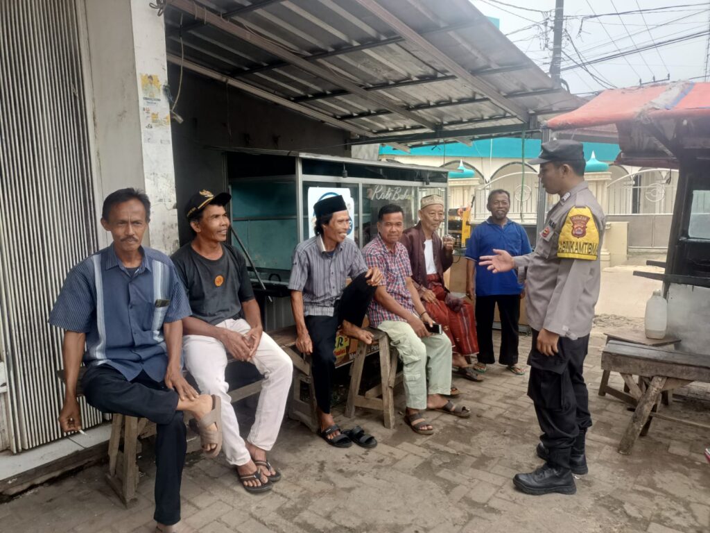 Bhabinkamtibmas Polsek Banjar Laksanakan Sambang DDS di Kampung Kadugedong 8 WhatsApp Image 2024 05 20 at 10.03.23
