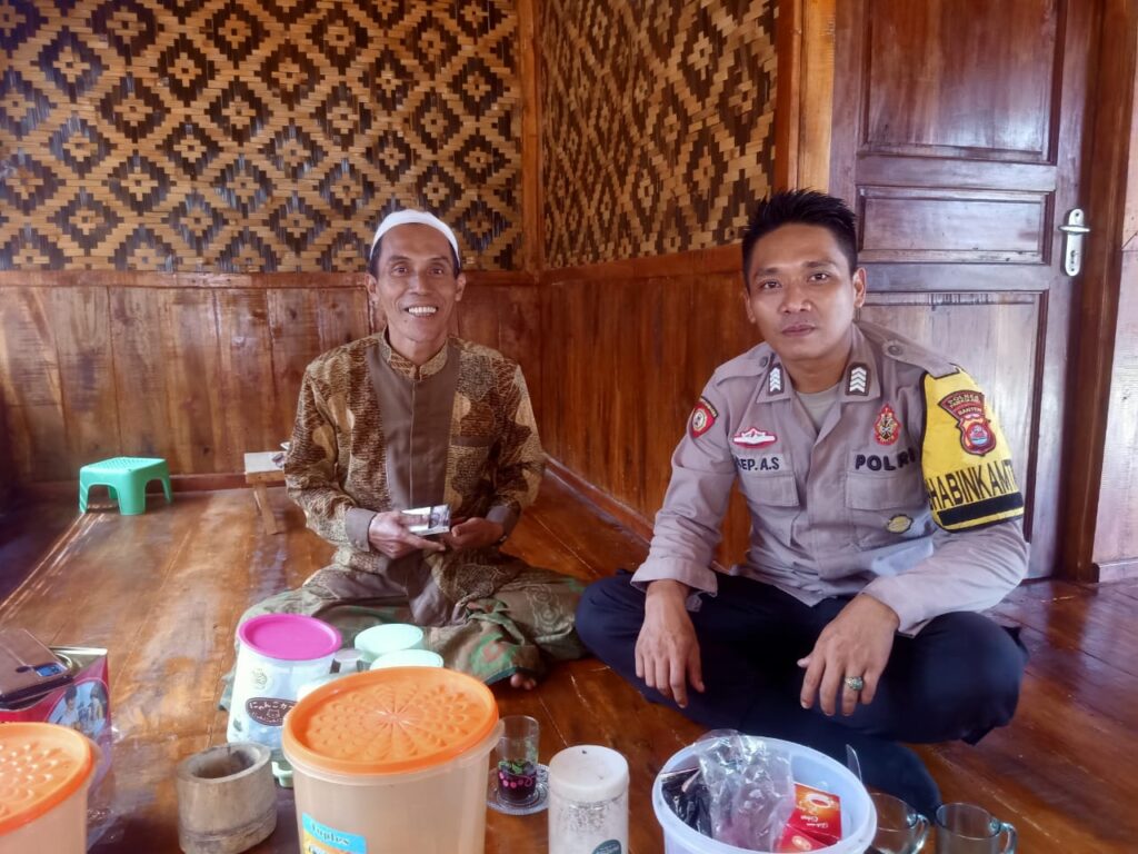 Bhabinkamtibmas Polsek Cadasari Gelar Silaturahmi dengan Tokoh Agama untuk Pererat Hubungan Kepolisian dan Masyarakat 9 WhatsApp Image 2024 05 20 at 10.19.38