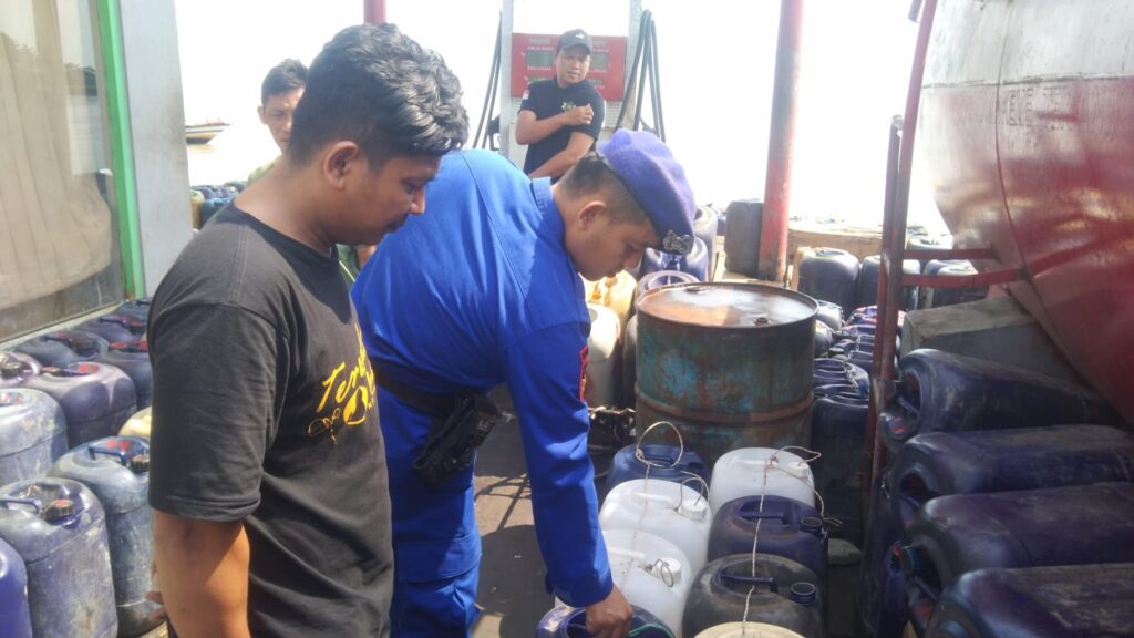 Polair Polres Pandeglang Pastikan Stok BBM Nelayan Aman Melalui Patroli ke SPBUN Panimbang dan Kunjungan ke Nelayan Desa Citeurep 2 WhatsApp Image 2024 05 20 at 11.30.30