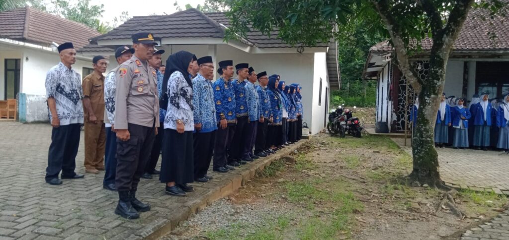Kapolsek Cibaliung Polres Pandeglang Ikuti Upacara Hari Kebangkitan Nasional 1 WhatsApp Image 2024 05 20 at 11.36.37
