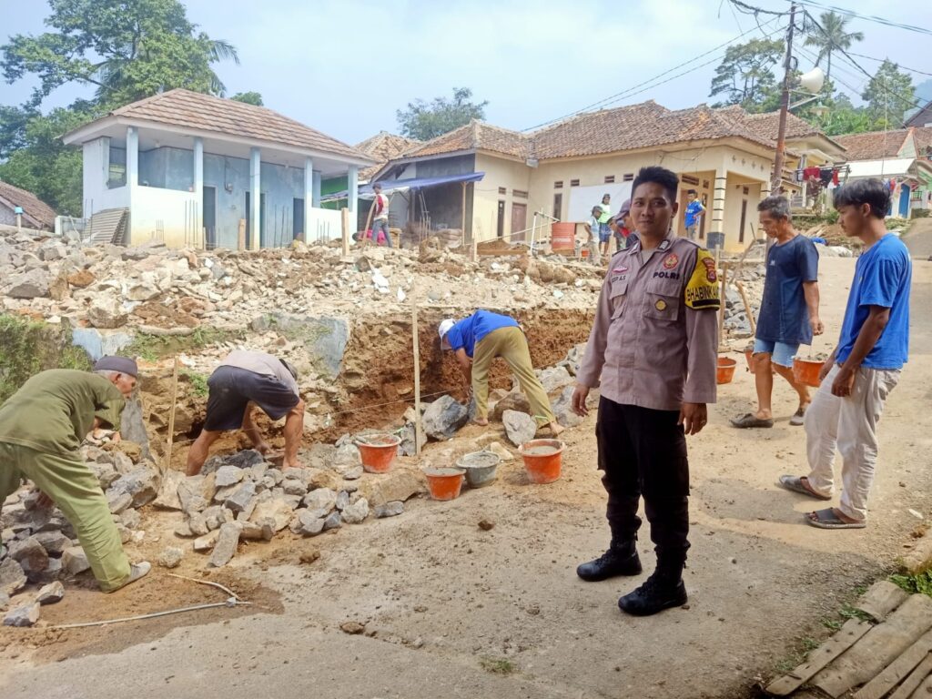 Bhabinkamtibmas Polsek Cadasari Bergotong Royong Bersama Warga Perbaiki Musolah Al-Ikhlas 3 WhatsApp Image 2024 05 20 at 11.59.35 1