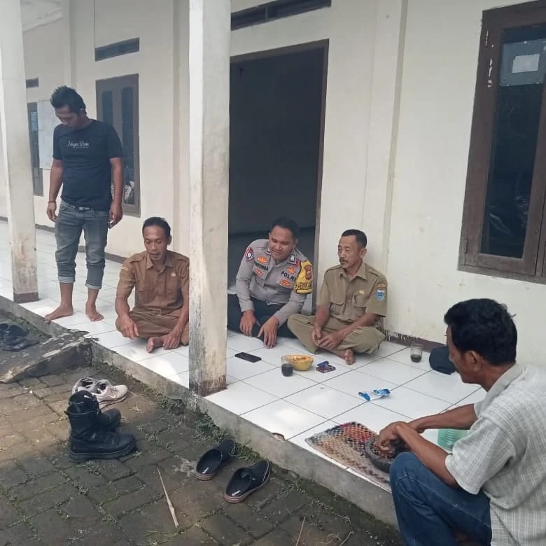 Polres Pandeglang: Bripka Peri Ritonga Laksanakan Giat Sambang dan Silaturahmi di Desa Karyasari 4 WhatsApp Image 2024 05 20 at 12.58.38