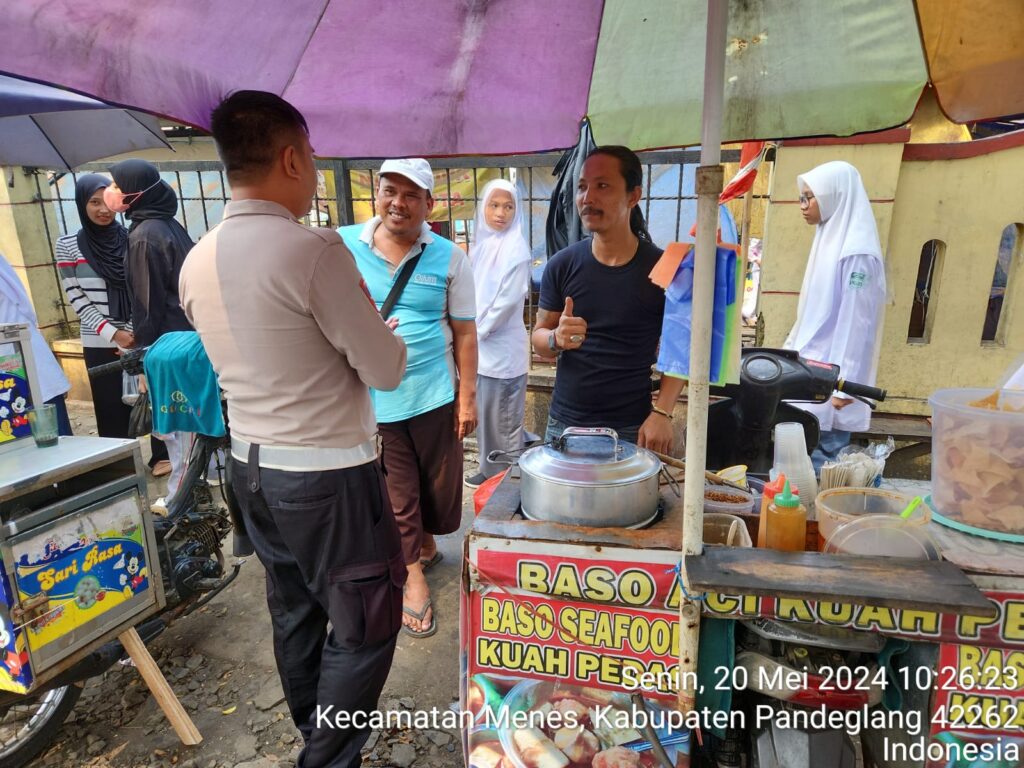 Polsek Menes Polres Pandeglang Sambangi Pedagang Keliling untuk Menjaga Kamtibmas 10 WhatsApp Image 2024 05 20 at 14.00.55