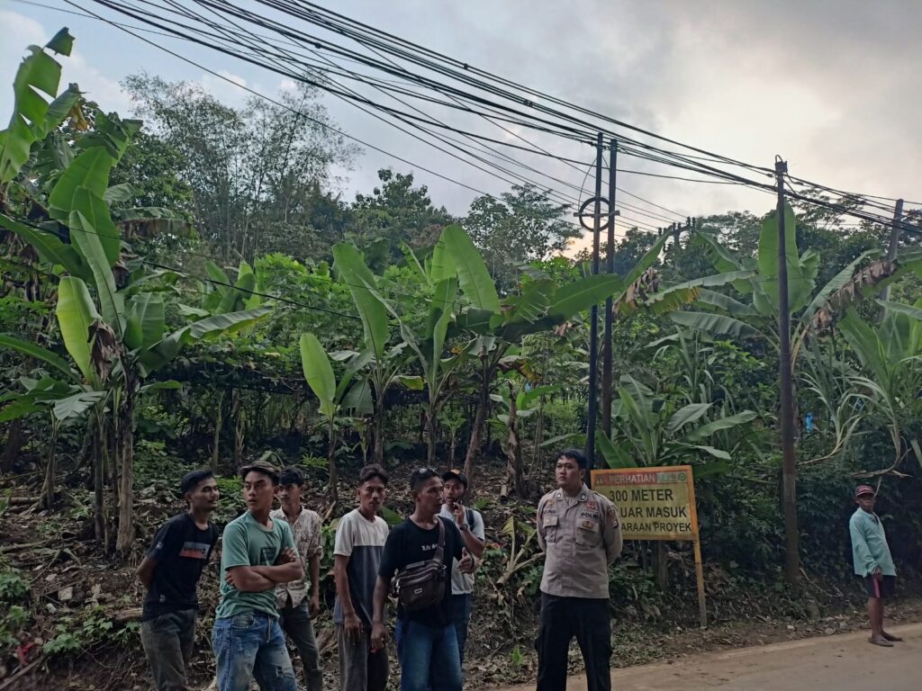Polsek Bojong Lakukan Sambang Warga di Desa Cijakan untuk Sosialisasi Bijak Bermedia Sosial 7 WhatsApp Image 2024 05 20 at 14.23.41