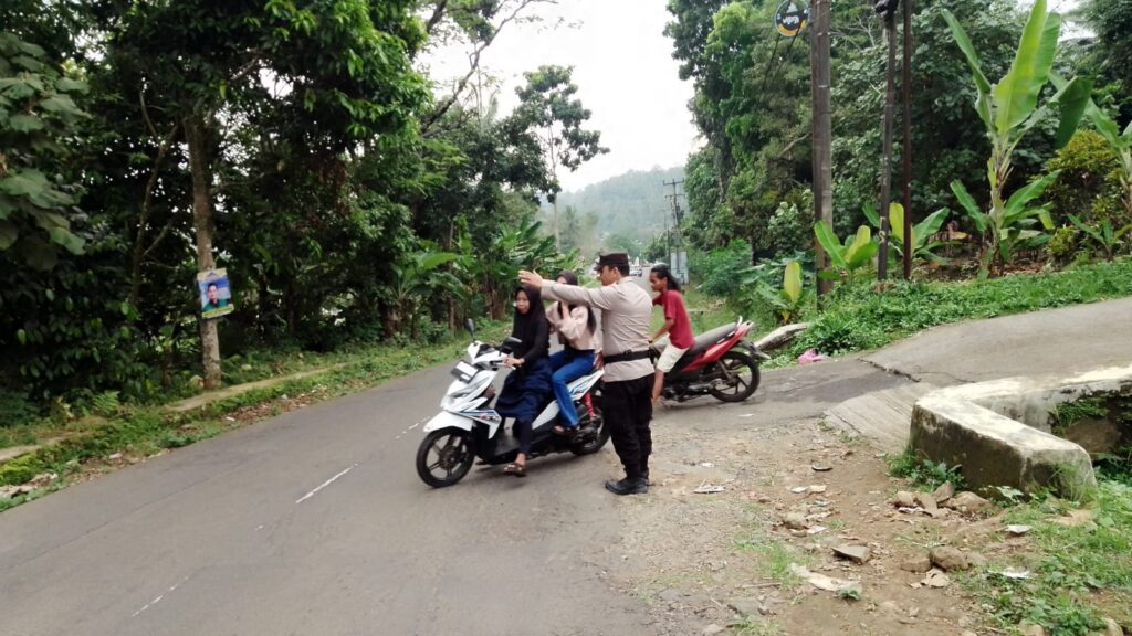 Polsek Pulosari Tingkatkan Keamanan Jalan Raya dengan Giat Gatur Lalu Lintas 6 WhatsApp Image 2024 05 20 at 16.55.11