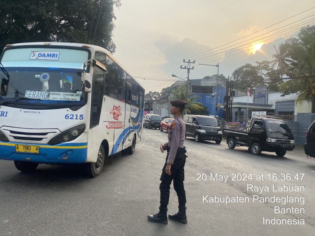 Strong Point Polres Pandeglang: Personel Polisi Rutin Lakukan Pengaturan Lalu Lintas untuk Mendukung Kelancaran Aktivitas Masyarakat 1 WhatsApp Image 2024 05 20 at 17.59.26
