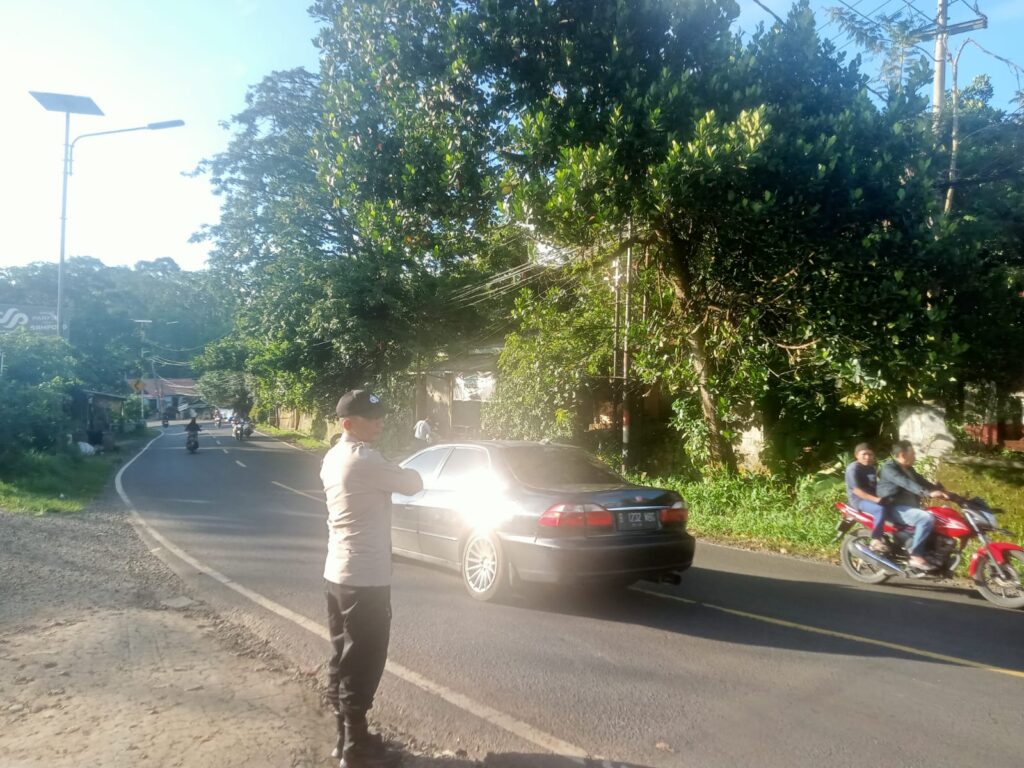 Polsek Saketi, Polres Pandeglang, Maksimalkan Gatur Lalin di Pertigaan SDN 1 Ciandur 6 WhatsApp Image 2024 05 20 at 21.03.53