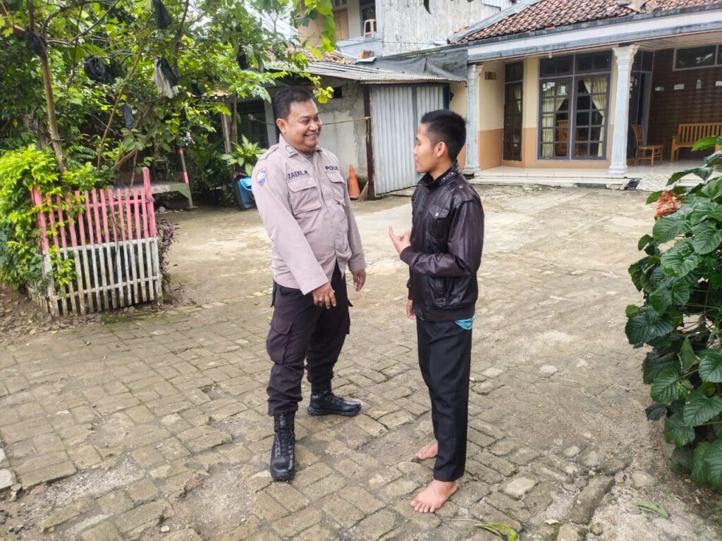 Bhabinkamtibmas Polsek Saketi Lakukan Sambang ke Warga Ciandur untuk Memelihara Kamtibmas 7 WhatsApp Image 2024 05 20 at 21.04.06