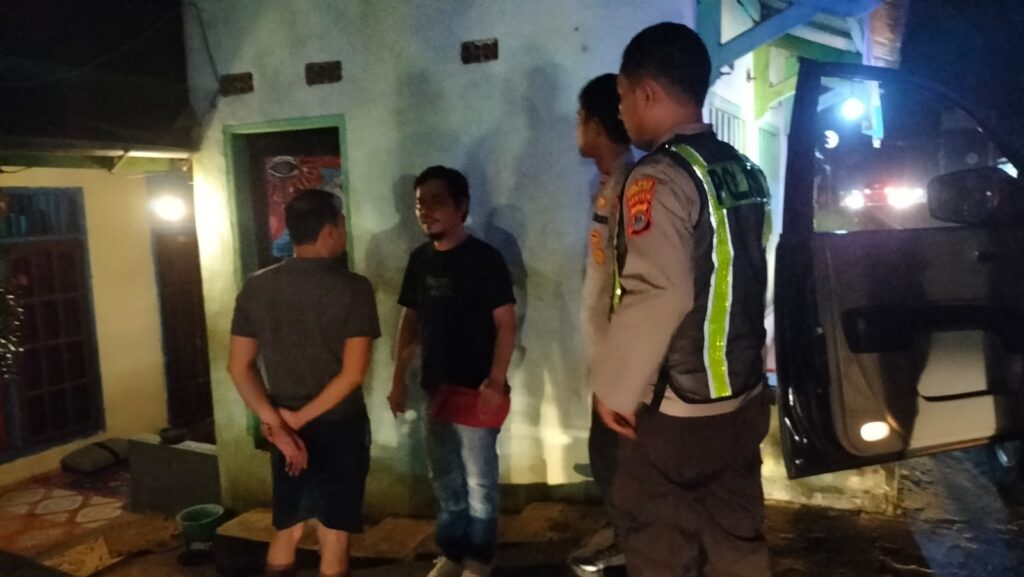 Polsek Saketi Polres Pandeglang Gelar Patroli Malam untuk Mencegah Gangguan Kamtibmas 8 WhatsApp Image 2024 05 20 at 21.04.15