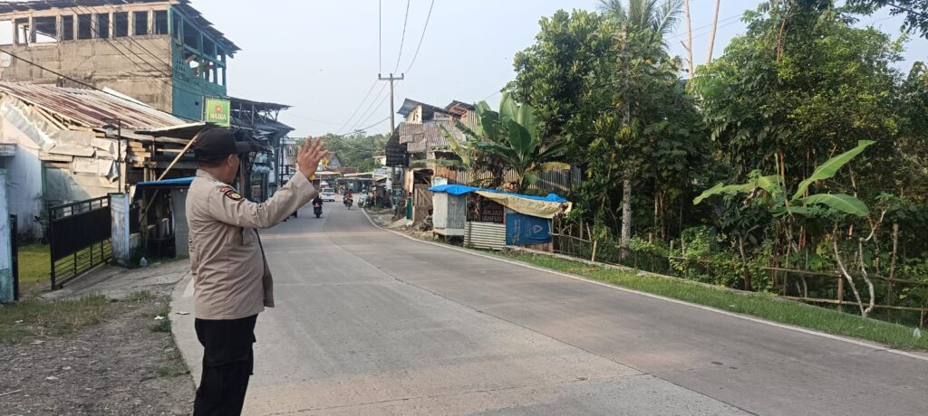 Personil Polsek Munjul Lakukan Pengaturan Lalulintas untuk Antisipasi Kemacetan dan Kecelakaan 2 WhatsApp Image 2024 05 20 at 22.31.07