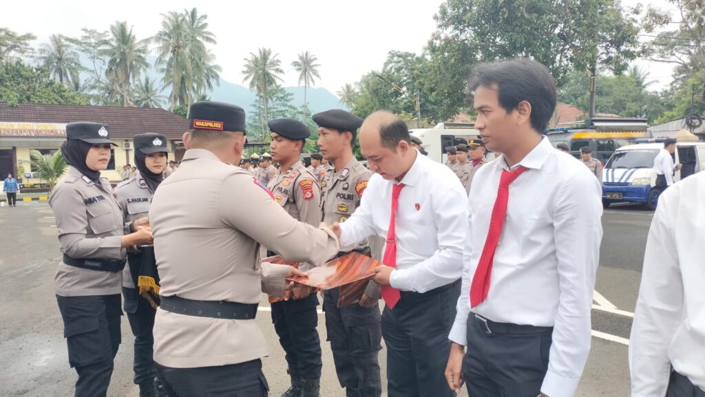 Polsek Pulosari Polres Pandeglang Berikan Penghargaan kepada Anggota yang Berhasil Mengungkap Kasus Tindak Pidana Kesehatan 3 WhatsApp Image 2024 05 20 at 22.50.49