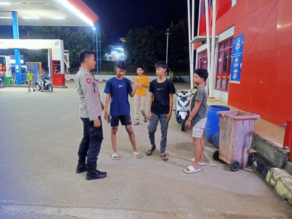 Polsek Cadasari Berikan Himbauan kepada Pemuda di Area Pom Bensin untuk Jaga Ketertiban Umum 4 WhatsApp Image 2024 05 20 at 23.22.24