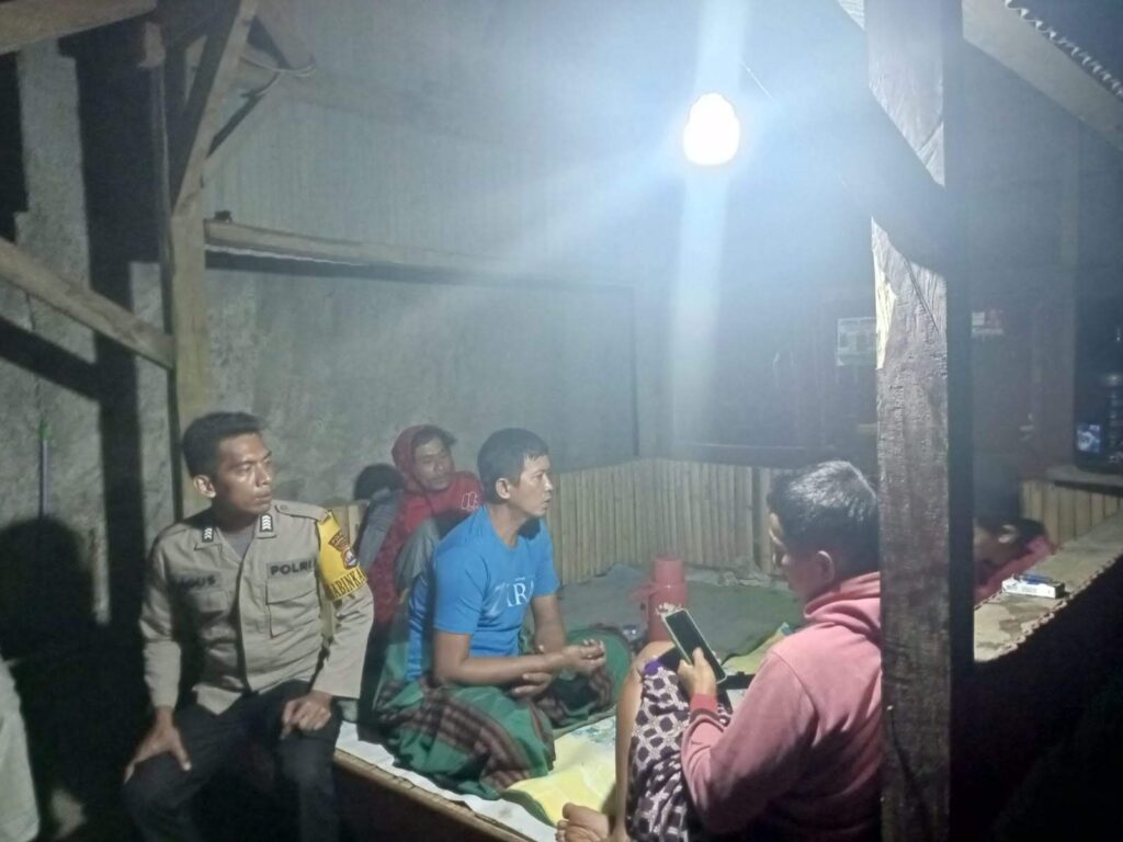 Bhabinkamtibmas Polsek Cimanggu Terus Jalin Silaturahmi dan Berikan Himbauan Kamtibmas kepada Masyarakat 5 WhatsApp Image 2024 05 20 at 23.56.45